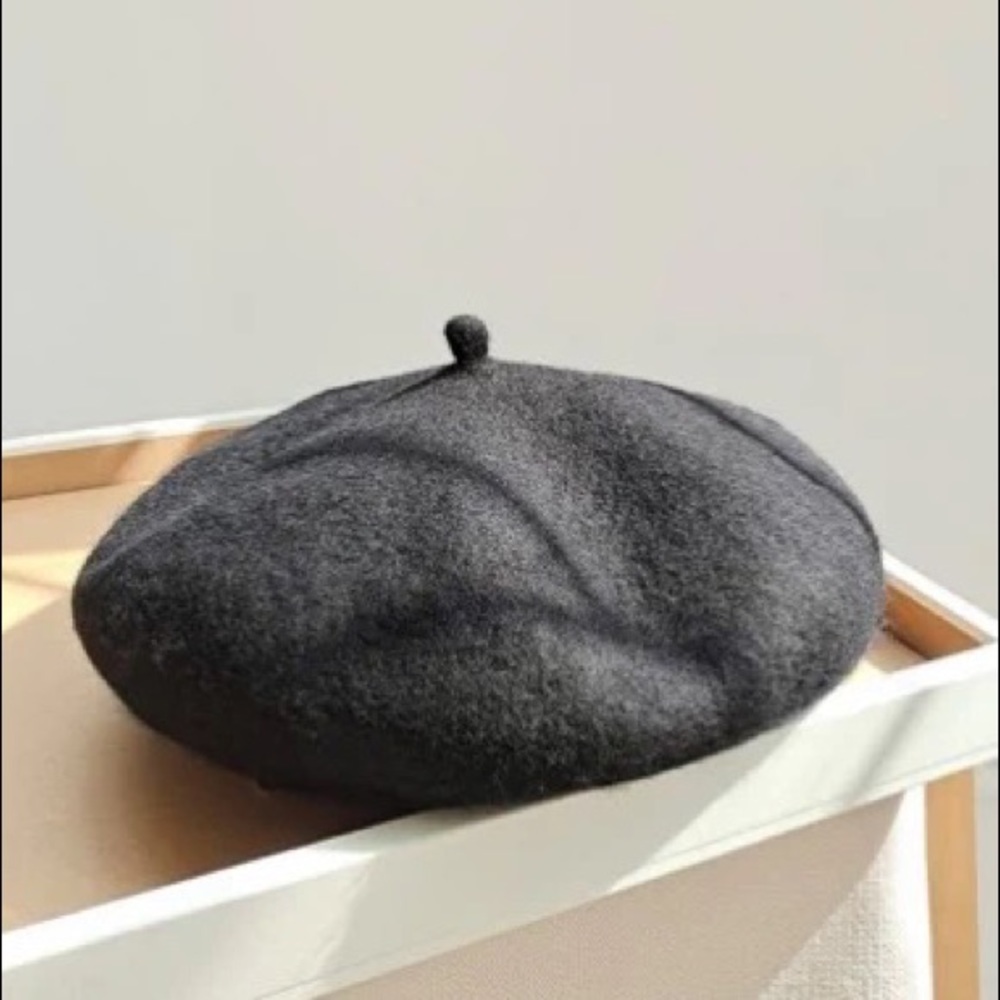 Adjustable wool beret